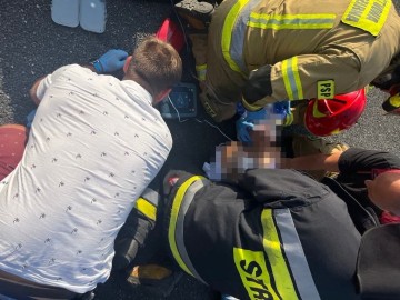Stojące BMW na środkowym pasie A4